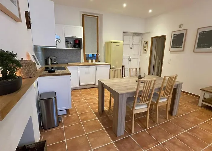 1 Bed With Private Courtyard Апартаменты Антиб